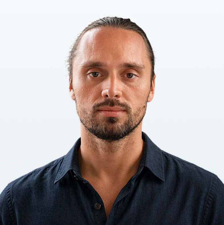 Damian Tarnowski – ekspert sztucznej inteligencji i technologii w kursie AI w firmie bez kodowania.